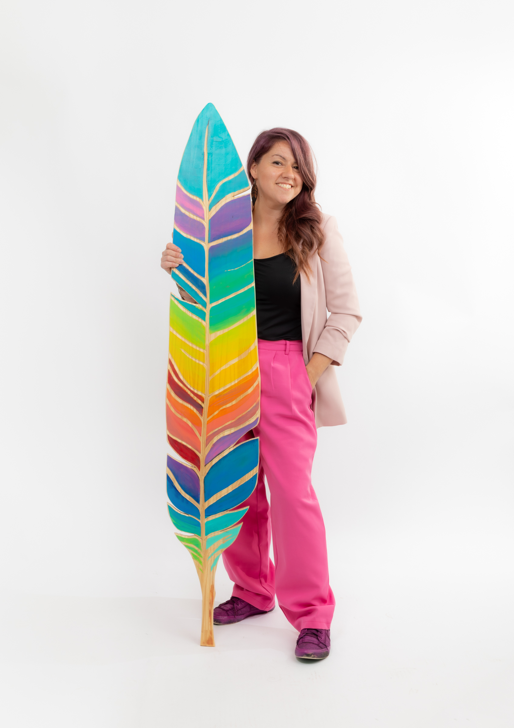 Série Plumes, sculptures sur bois recyclé par Bérénice Auger